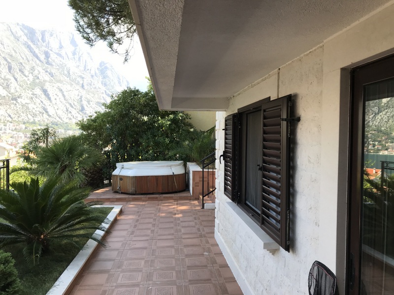 Three-storey house in Prcanj