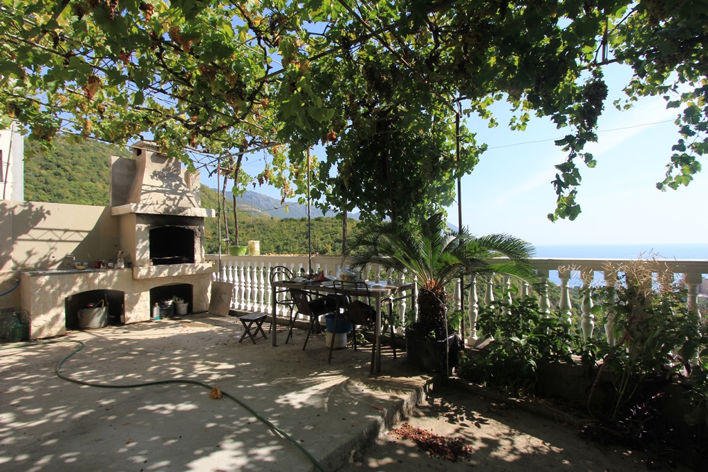 Two-storey house with sea view in the countryside Maine