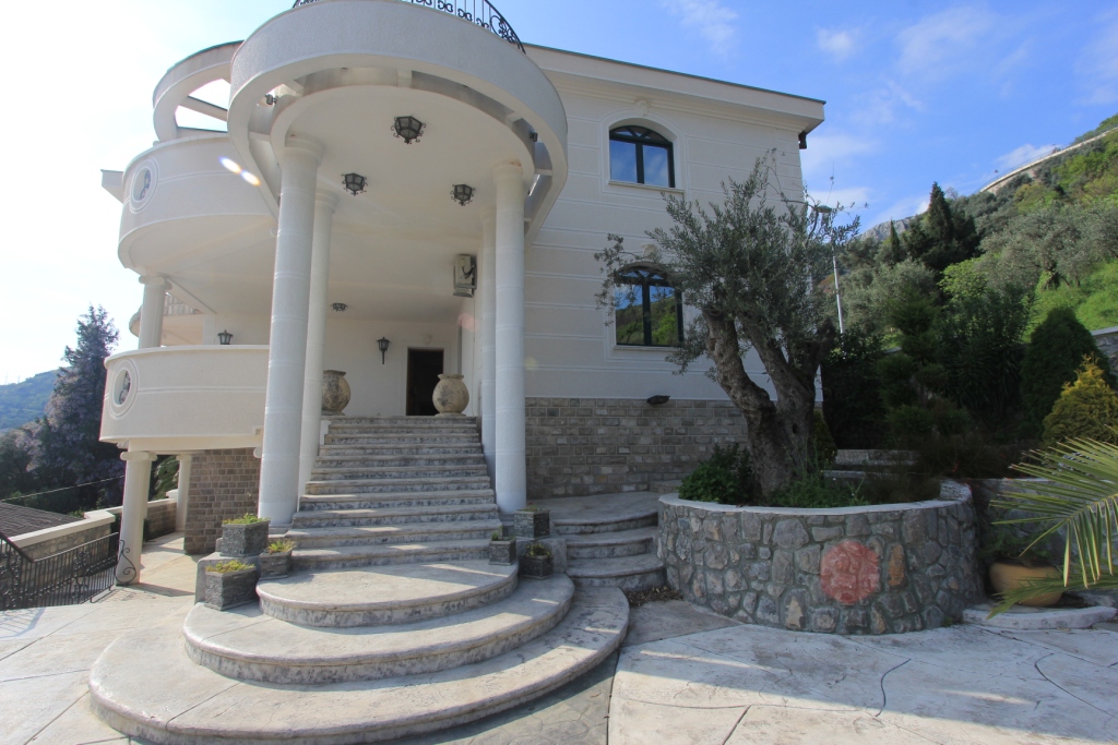 Villa with pool in Petrovac