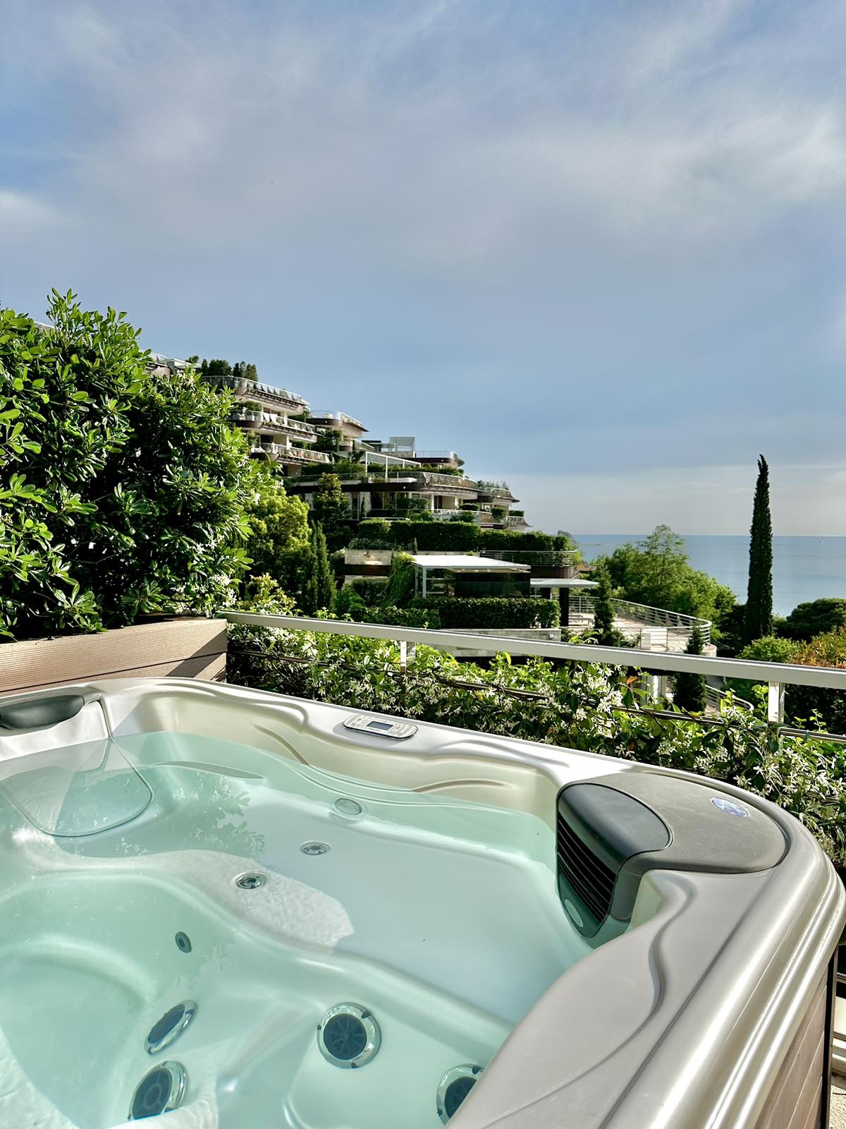 Роскошная квартира в Будве с видом на море 