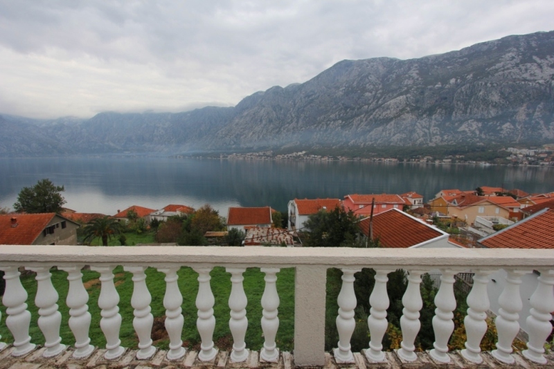 House witn sea view in Kotor