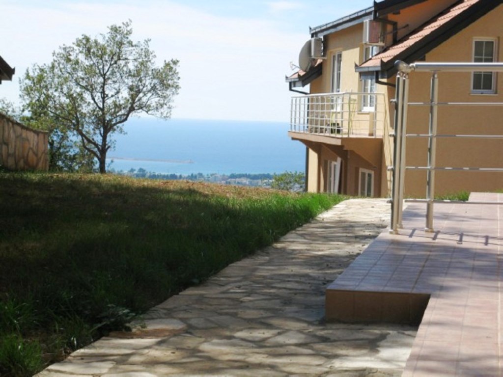 Квартира с участком в комплексе с бассейном