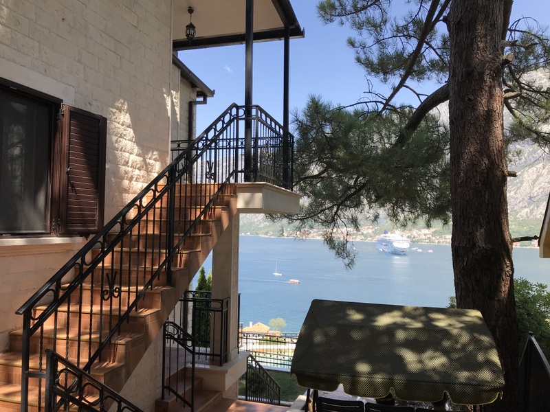 Three-storey house in Prcanj