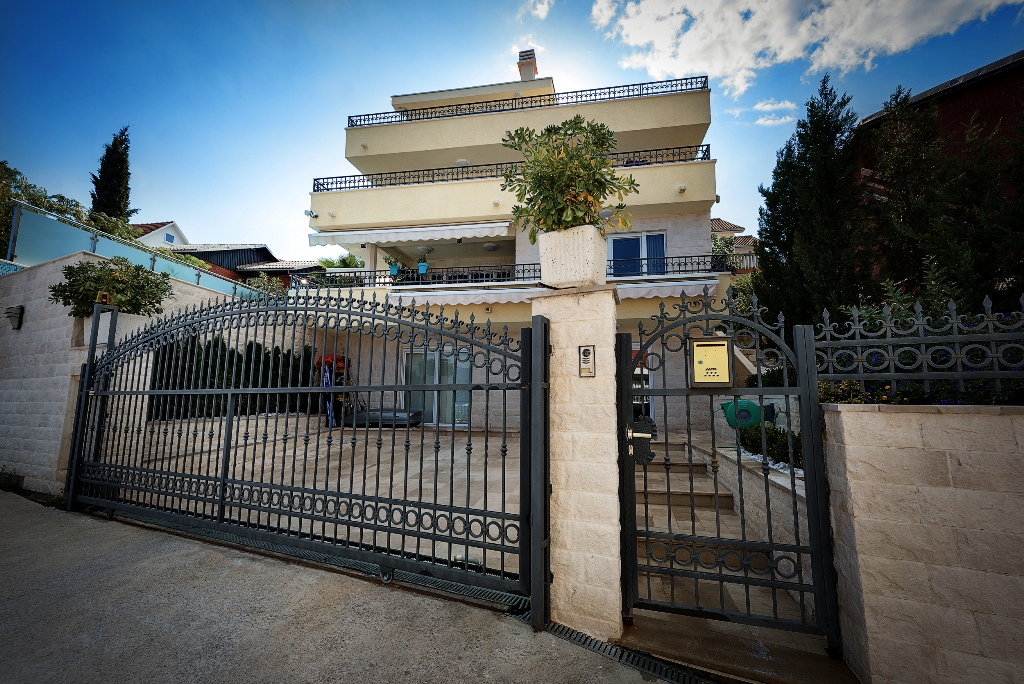 A villa with pool in Krasici