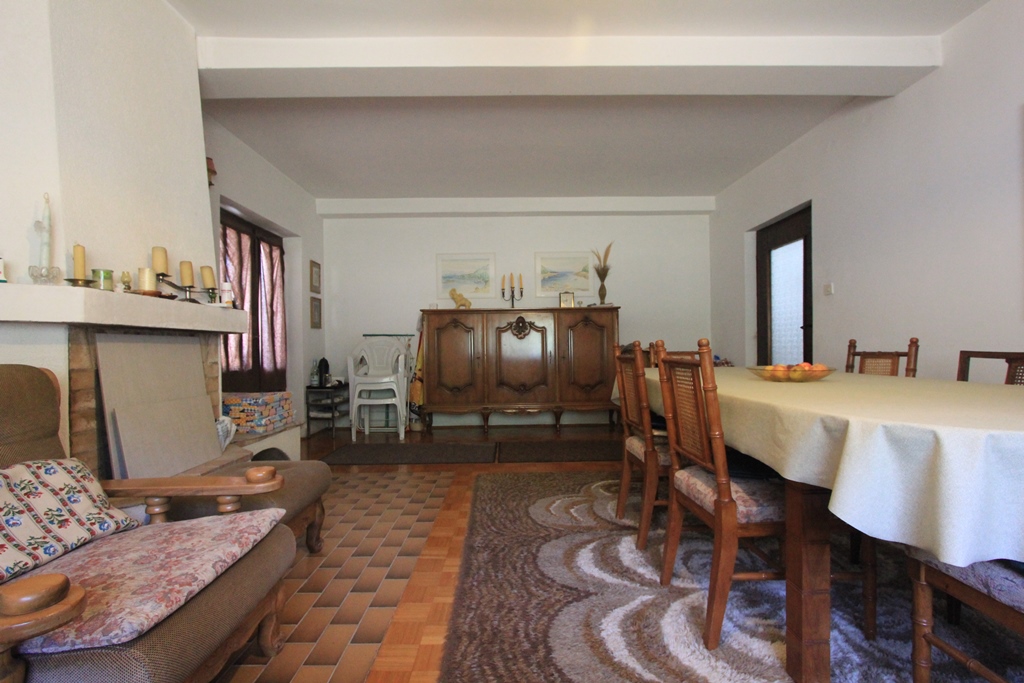 A spacious house with a large yard in Zelenika