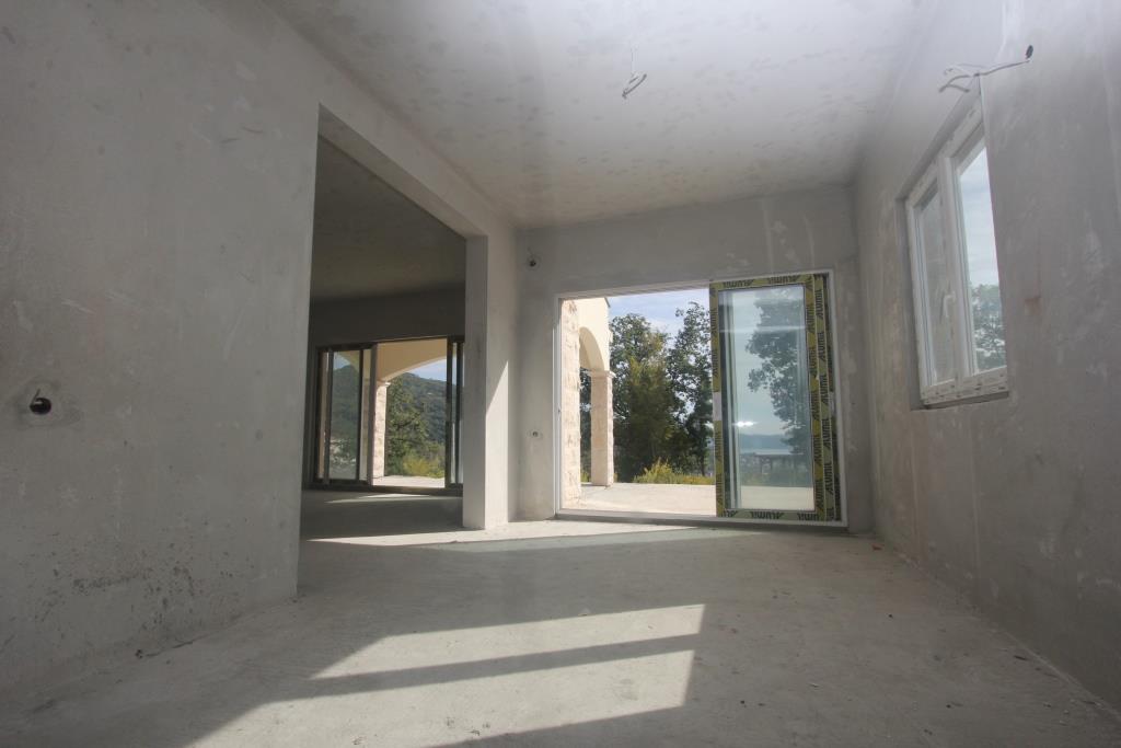 Zweistöckiges Haus mit Meer- und Bergblick in der Gegend der Stadt Herceg Novi