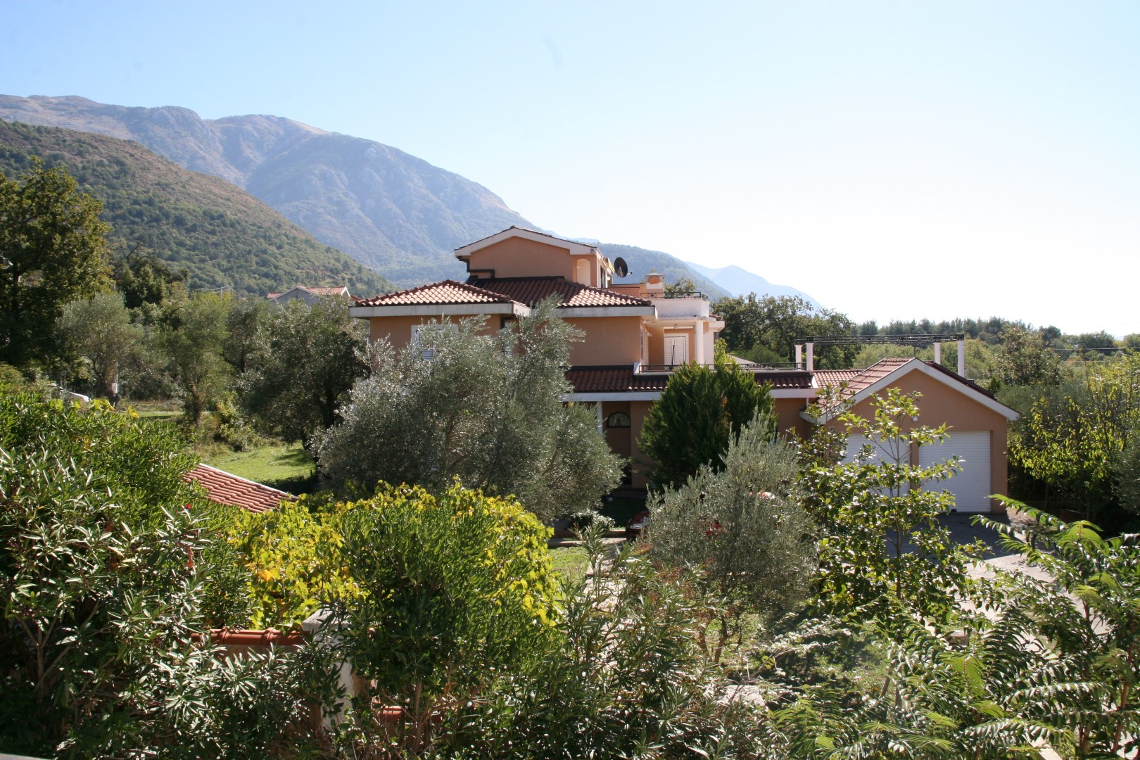 A luxurious villa with swimming pool in Kotor