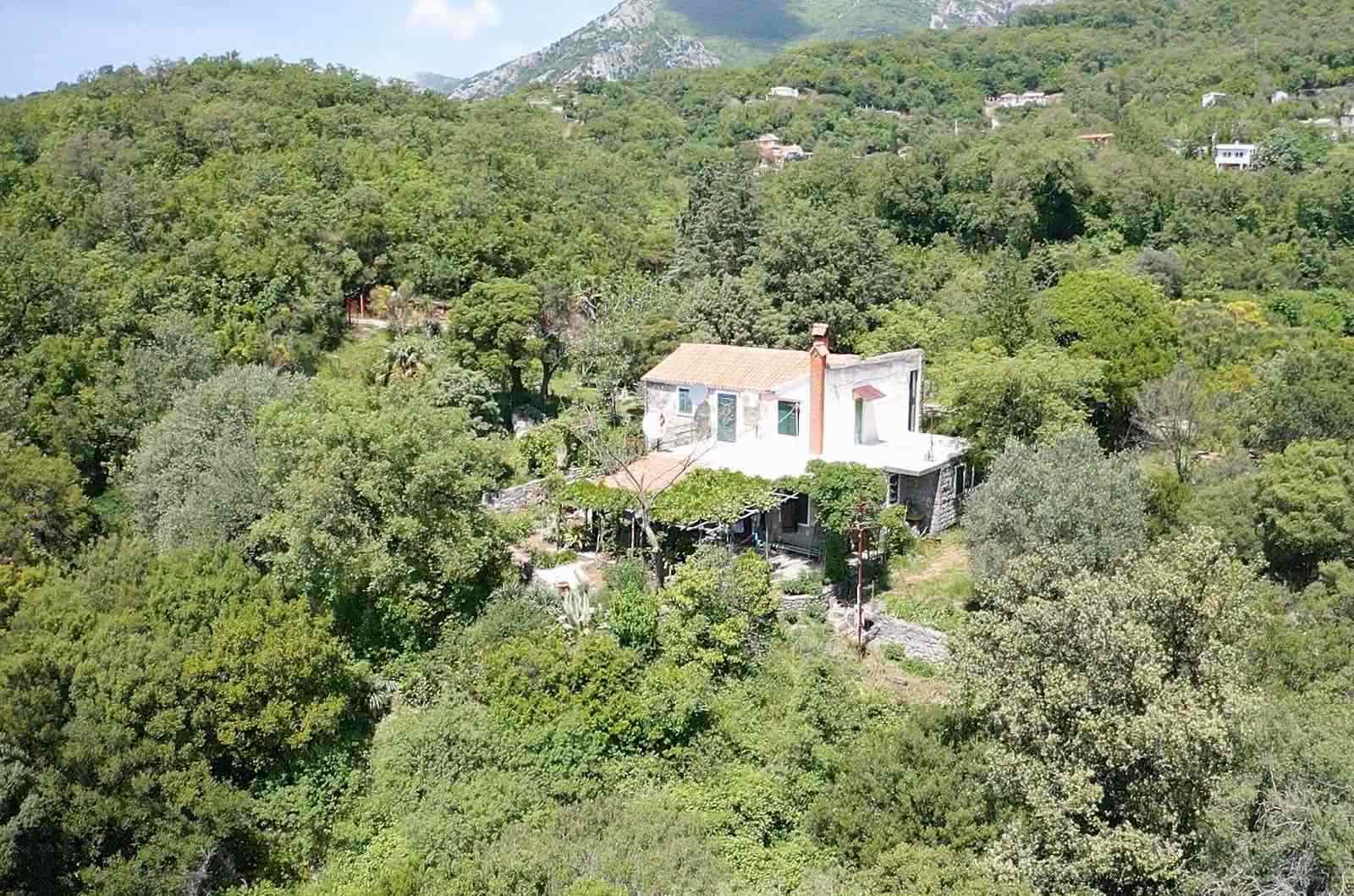 A house in Bar, 200m², with three bedrooms