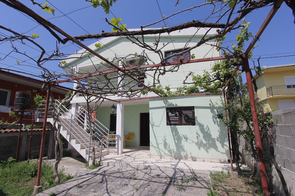 Zweistöckiges Haus in der Gegend von Sutomore