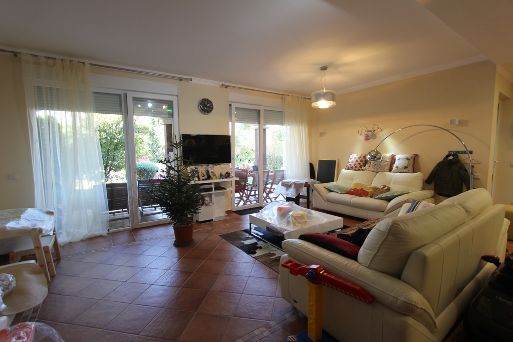 Townhouse with pool in Orahovac