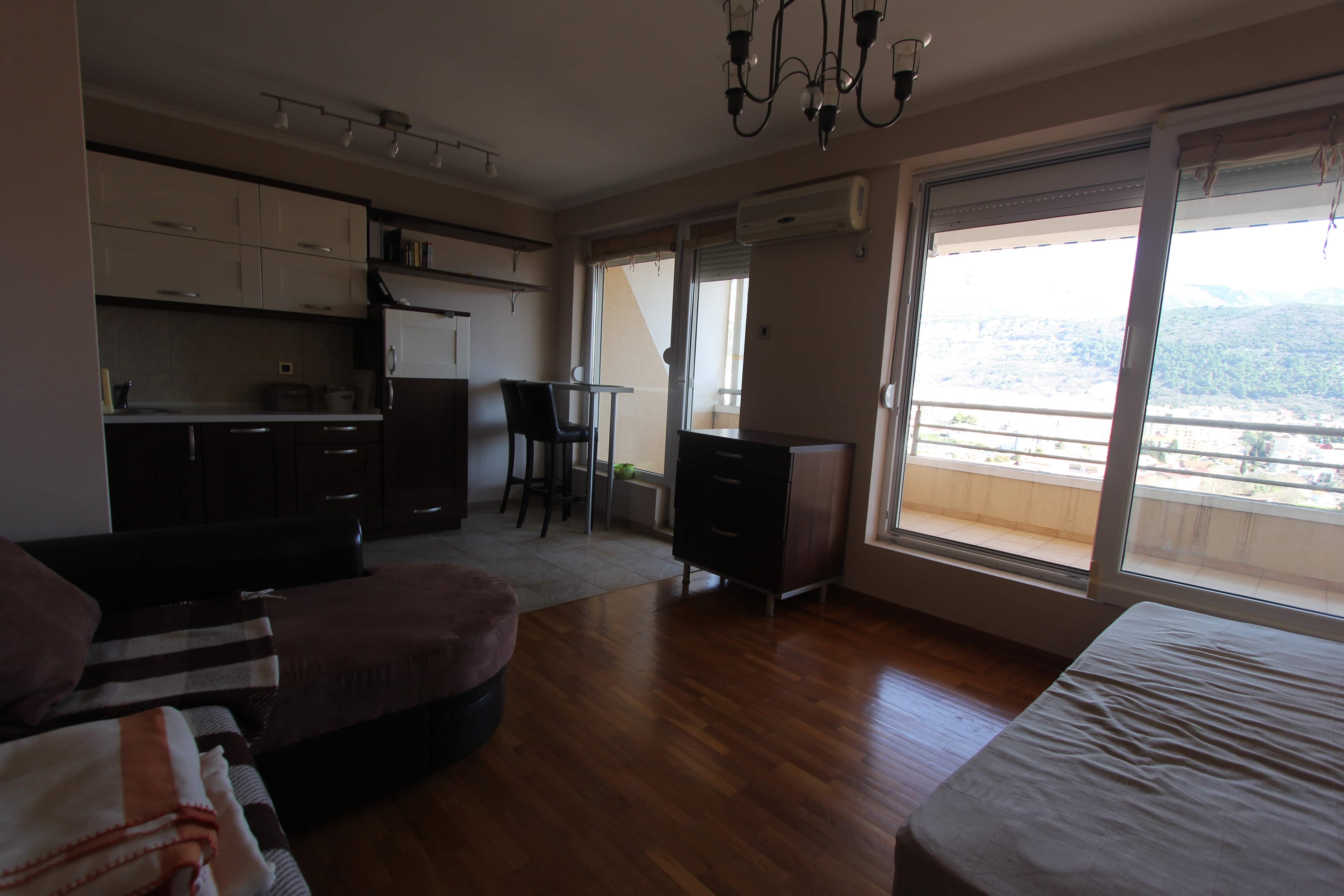 Apartment mit zwei Schlafzimmern in Budva mit einer geräumigen Terrasse