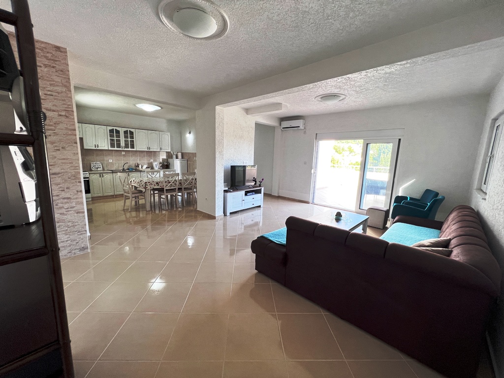 Three-bedroom apartment in Sutomore