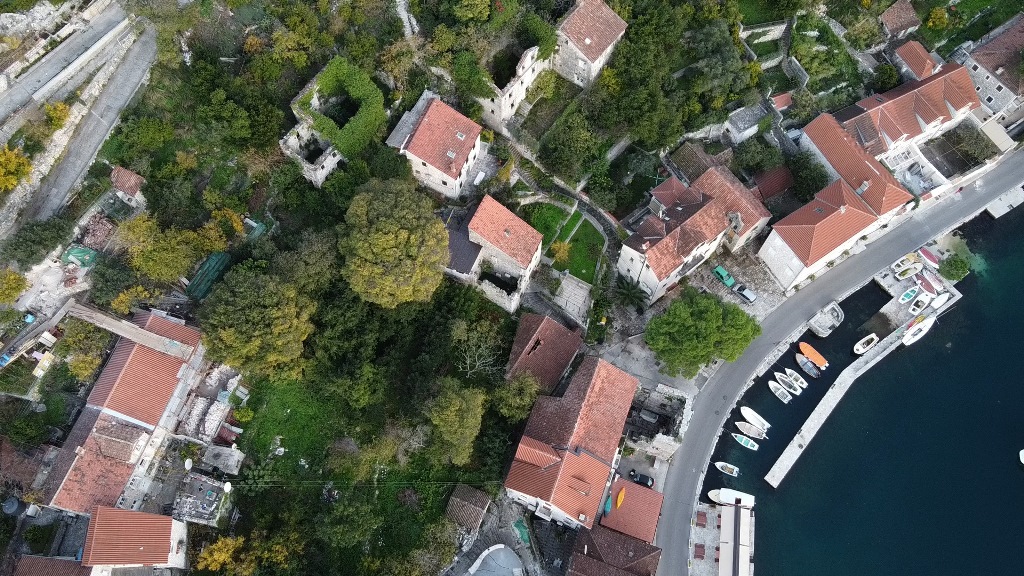 Grundstück mit Ruinen in Perast