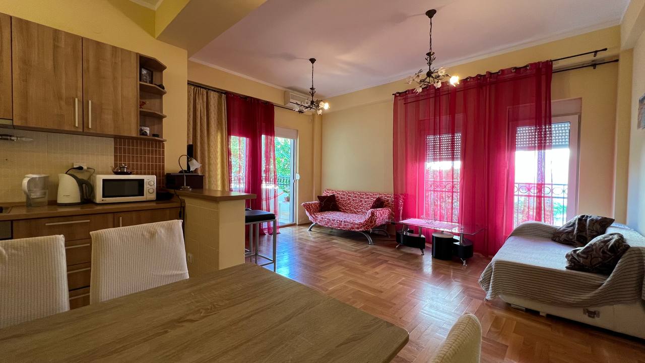 Квартира с двумя спальными комнатами в доме с бассейном в Будве