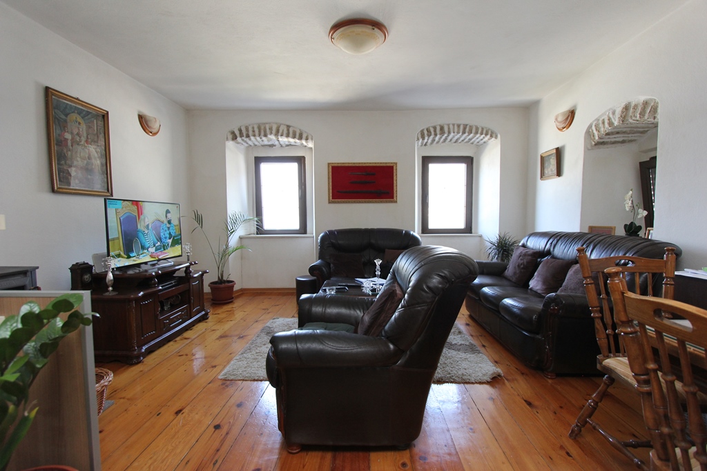 Stone house with a restaurant on the waterfront in Prcanj