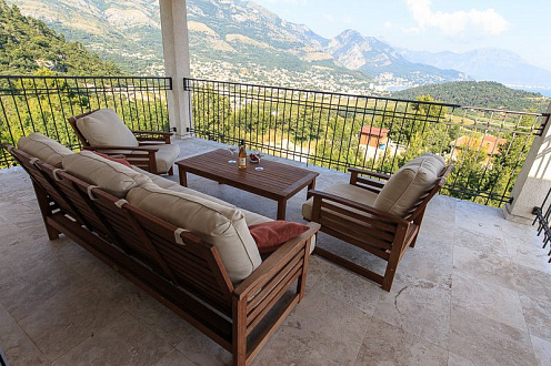 House for sale in Bar with a panoramic sea view 