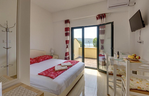 For sale a spacious house in Meljine near the sea 