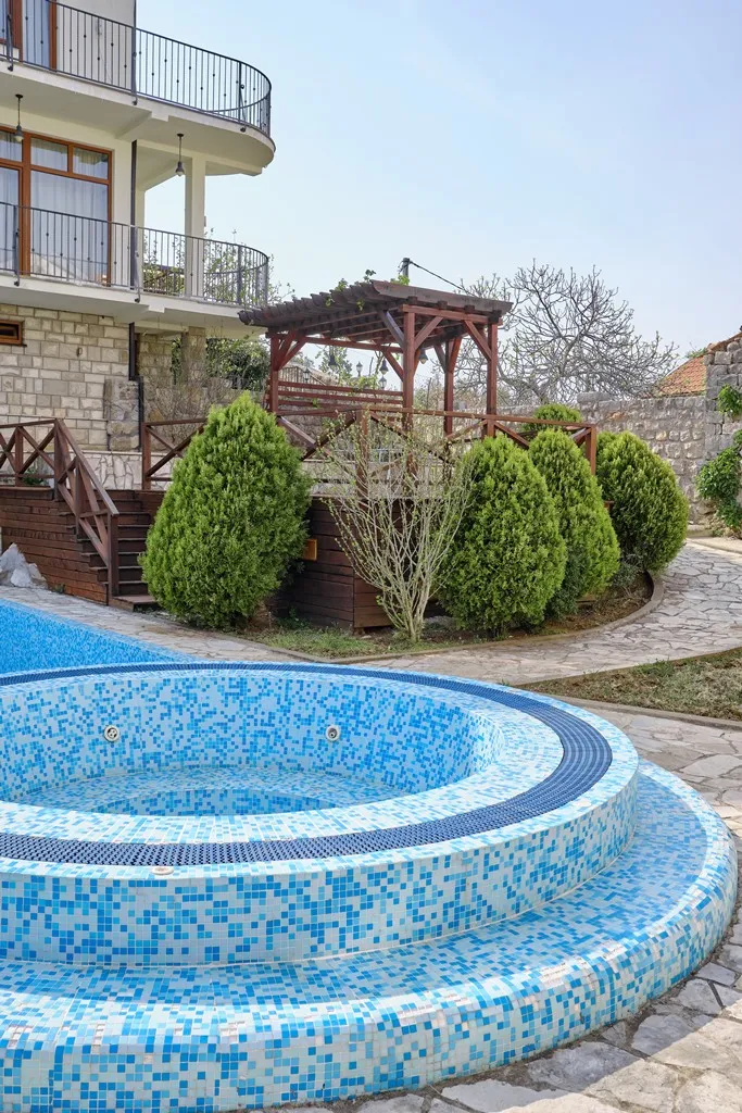 vierstöckiges Stadthaus in der Wohnanlage