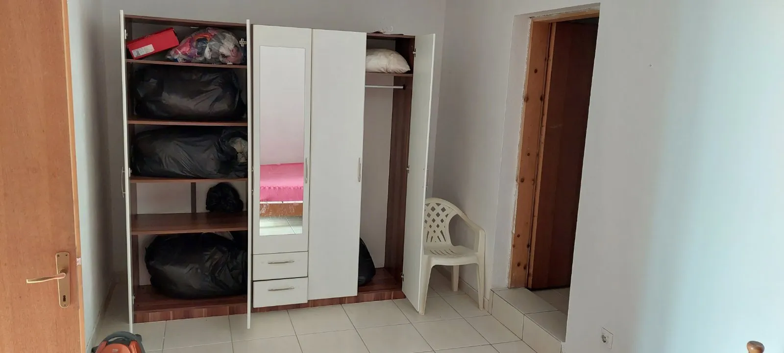 Three-storey house in Sutomore overlooking the sea