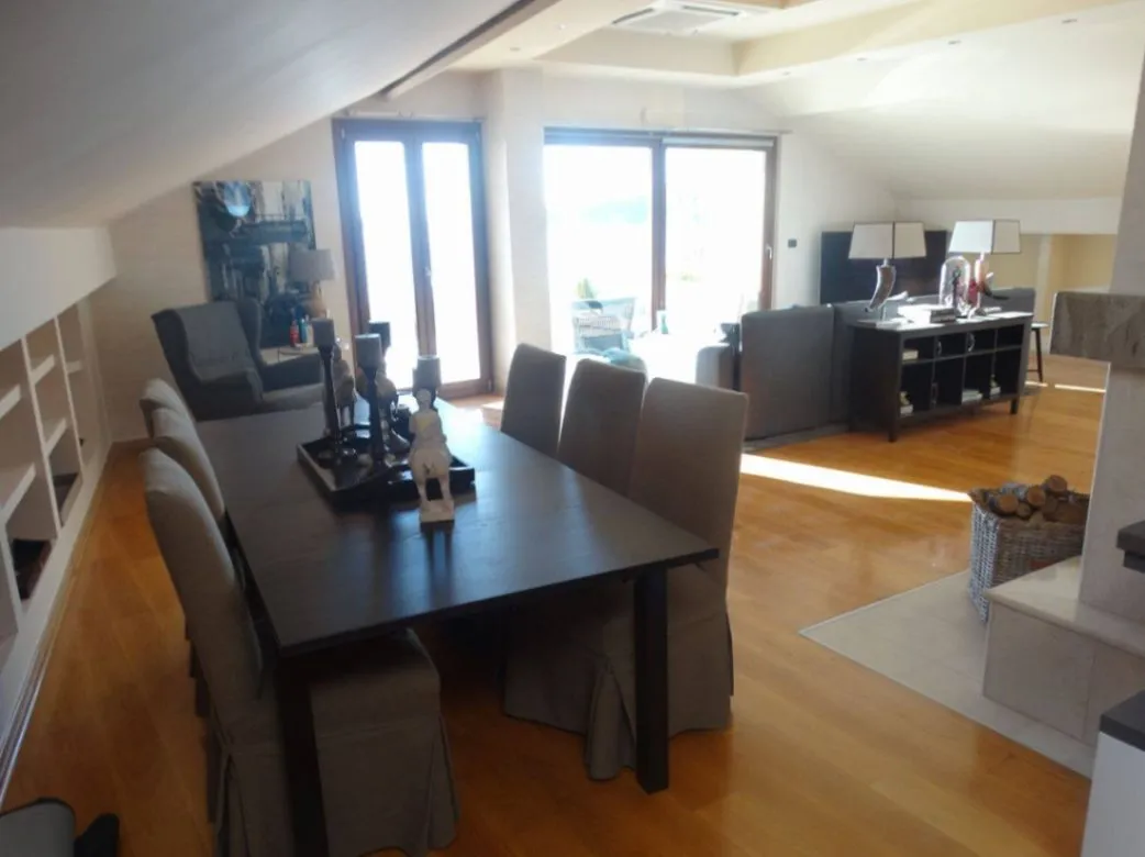 Роскошный пентхаус в Рафаиловичах на первой линии моря