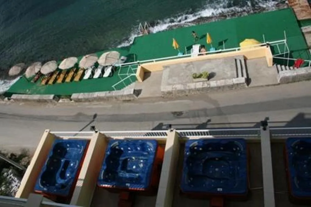 Hotel on the front line in Stoliv