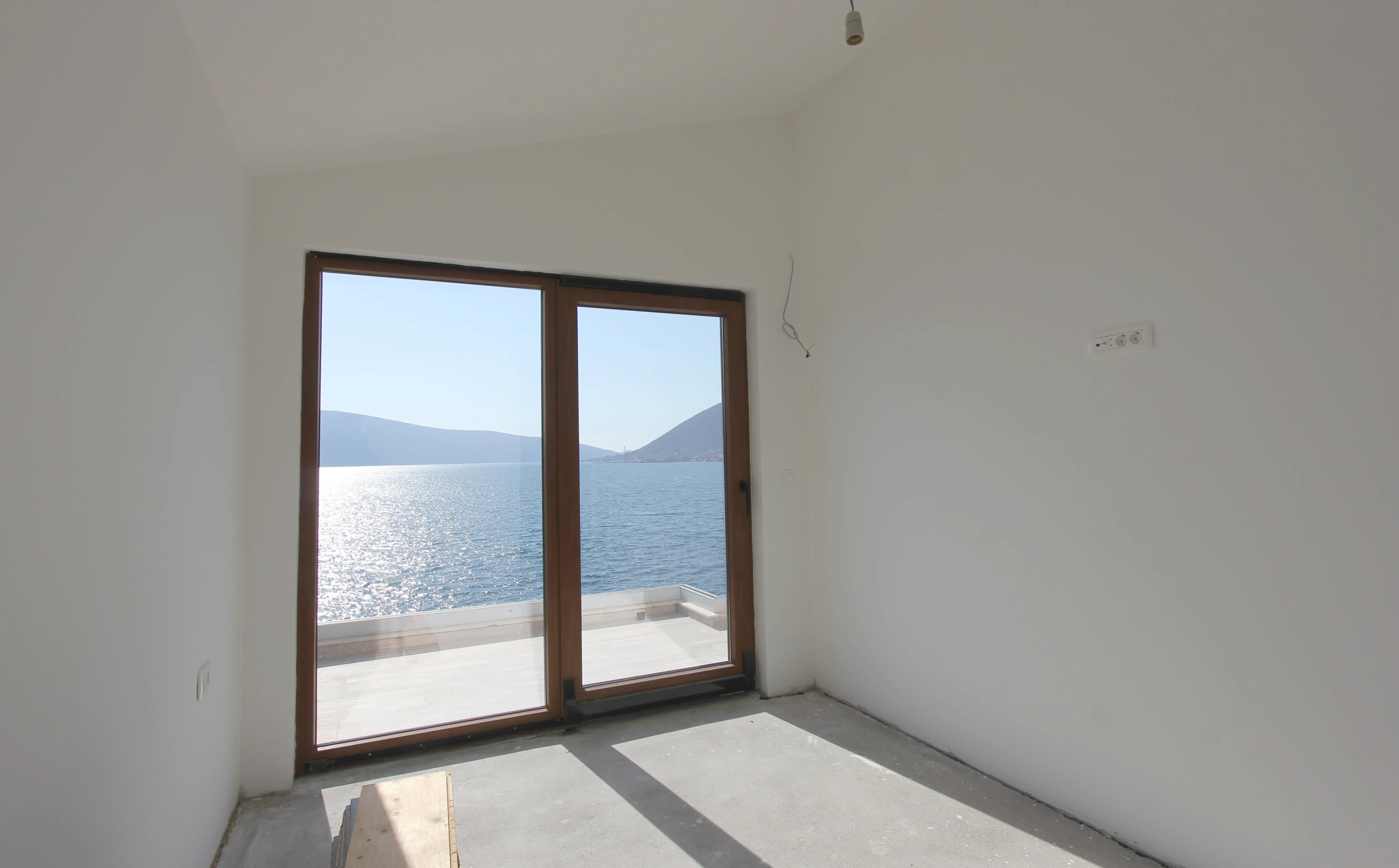 Luxury apartments on the first line of the sea in Opatovo