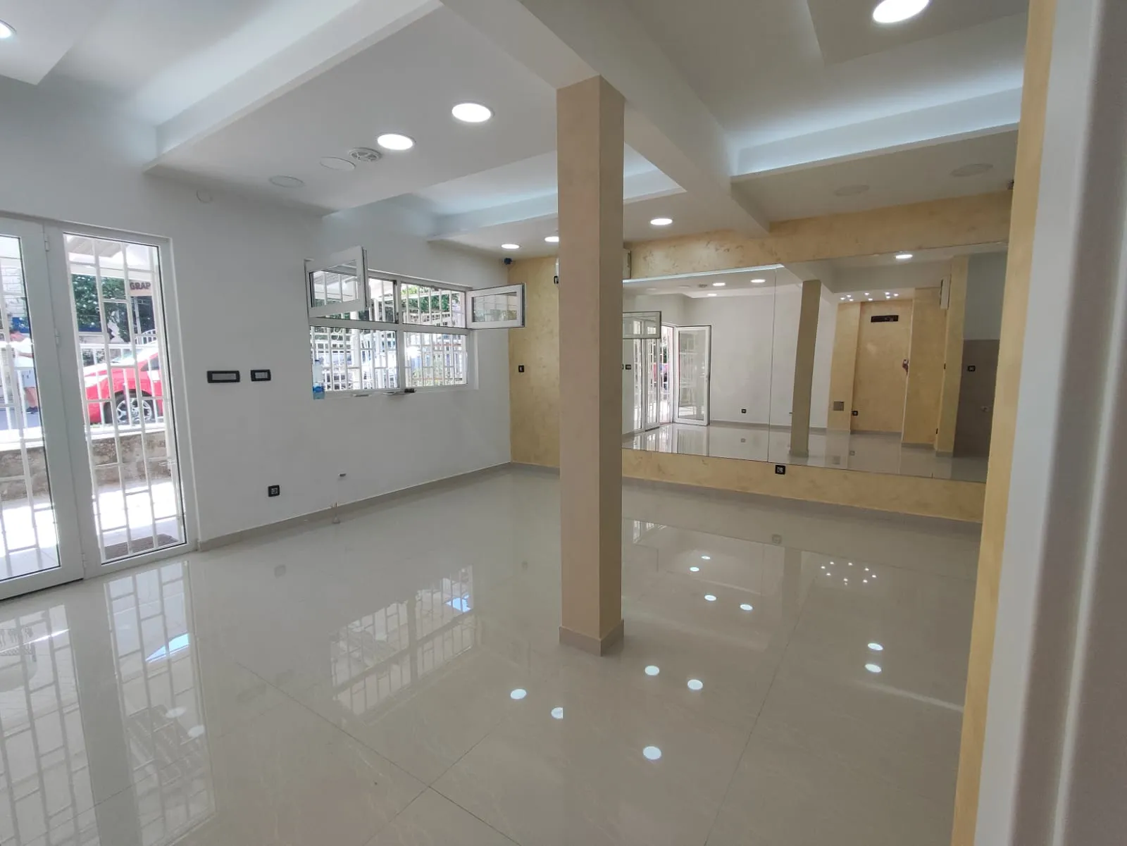 Commercial space with a terrace in Budva