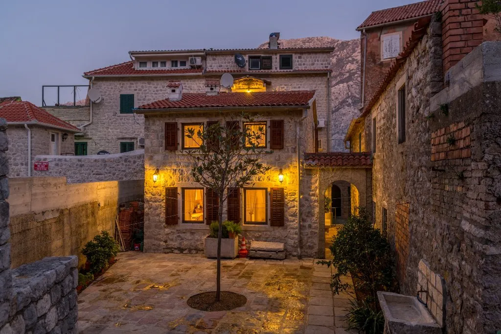 Two houses with restaurant on the front line