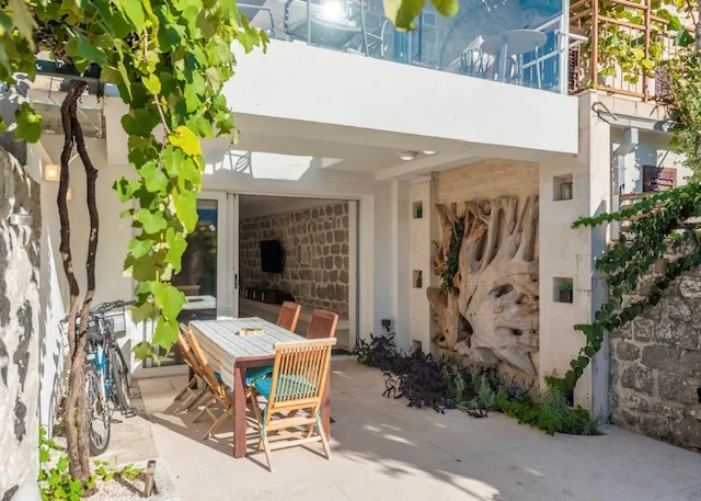 Three-storey house on the first line in Kotor, Dobrota
