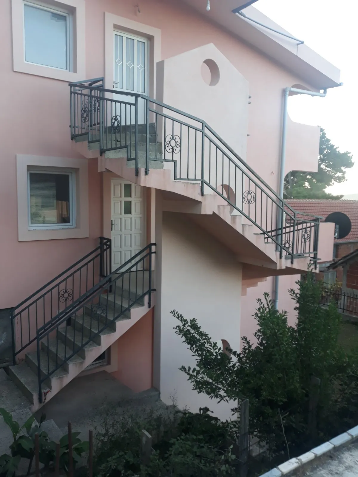 Трехэтажный дом возле Бара