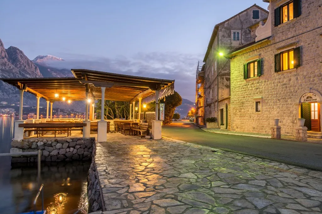 Two houses with restaurant on the front line