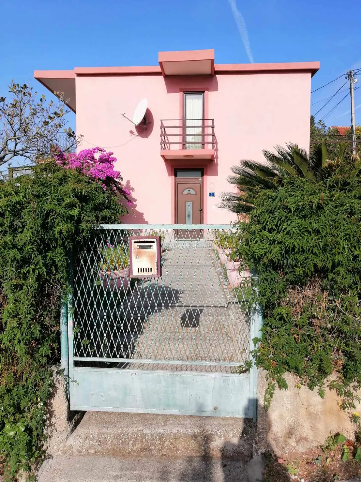 Two-storey house in Sutomore near the sea