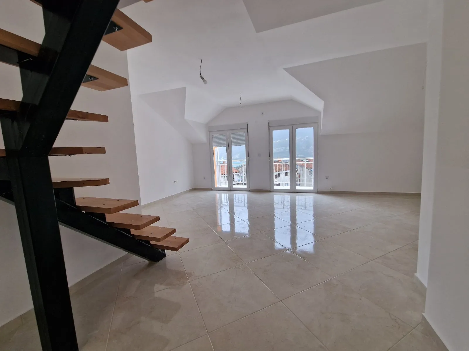 Three-bedroom duplex apartment in Igalo with sea view 