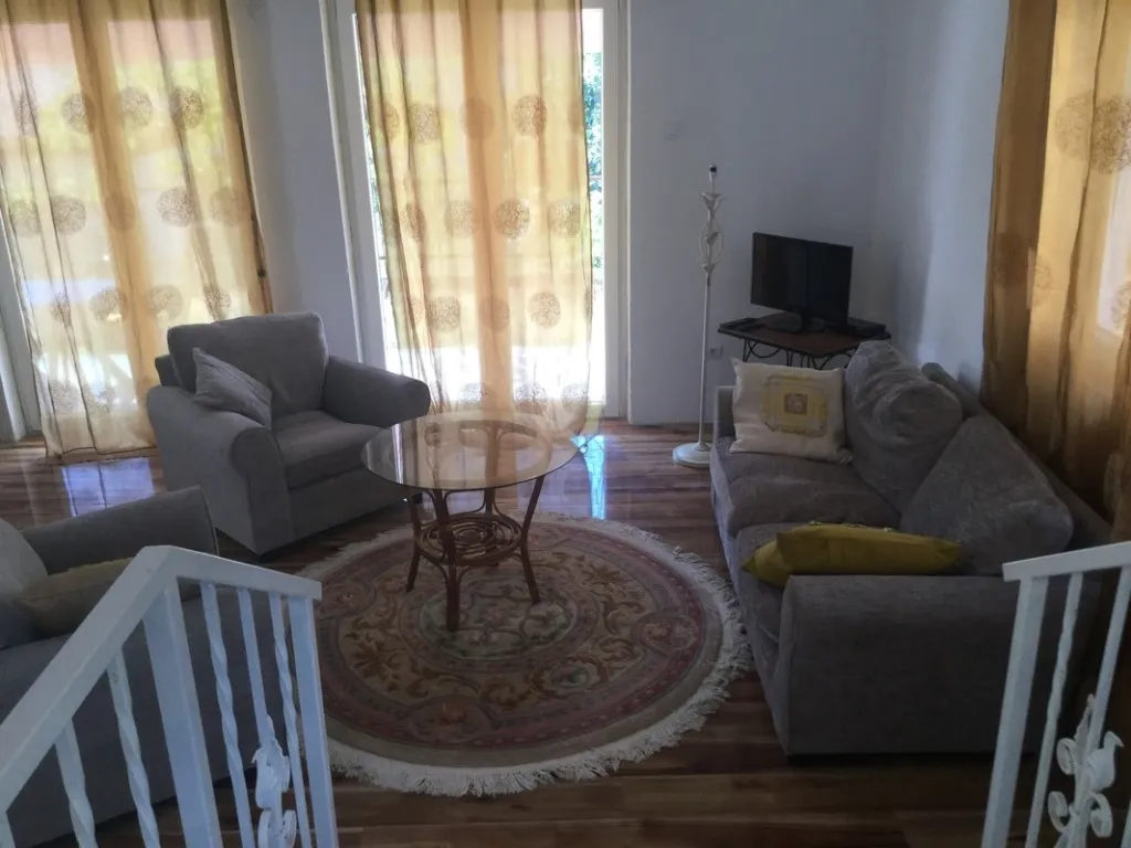 Дом с небольшим садом в Дженовичи