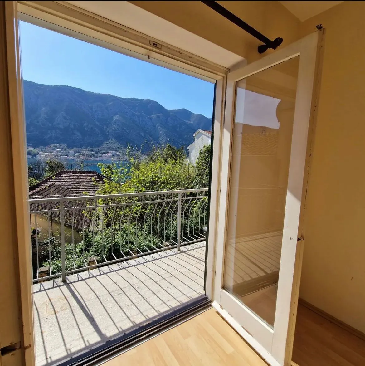 House in Kotor for sale near the promenade and the coast