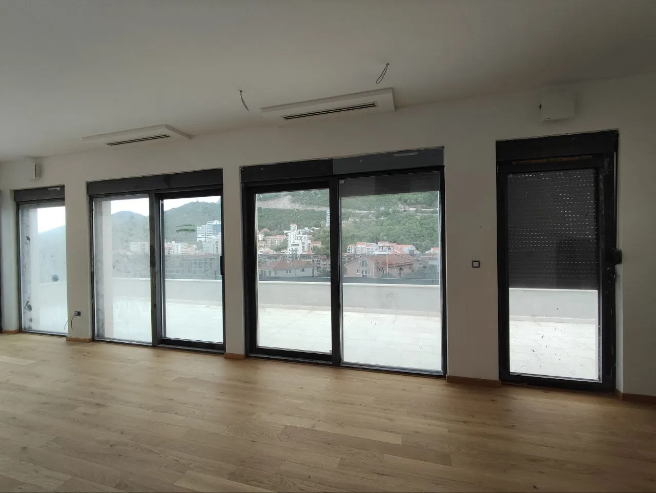 Penthouse in new building in Becici near the sea