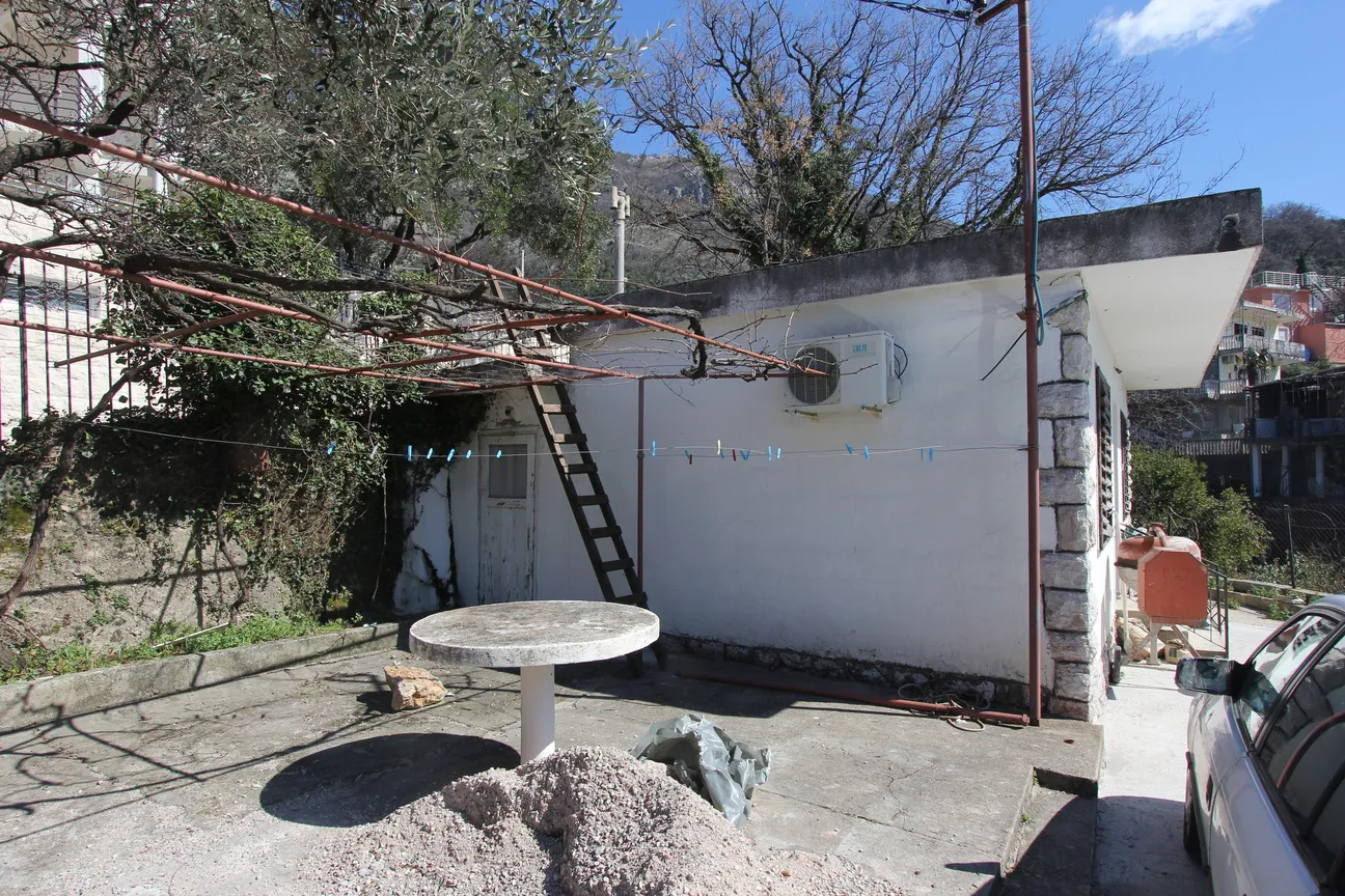 House in Bar with great potential