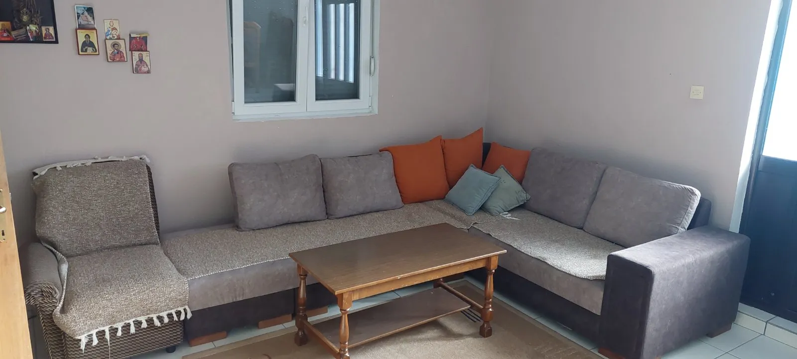 Three-storey house in Sutomore overlooking the sea