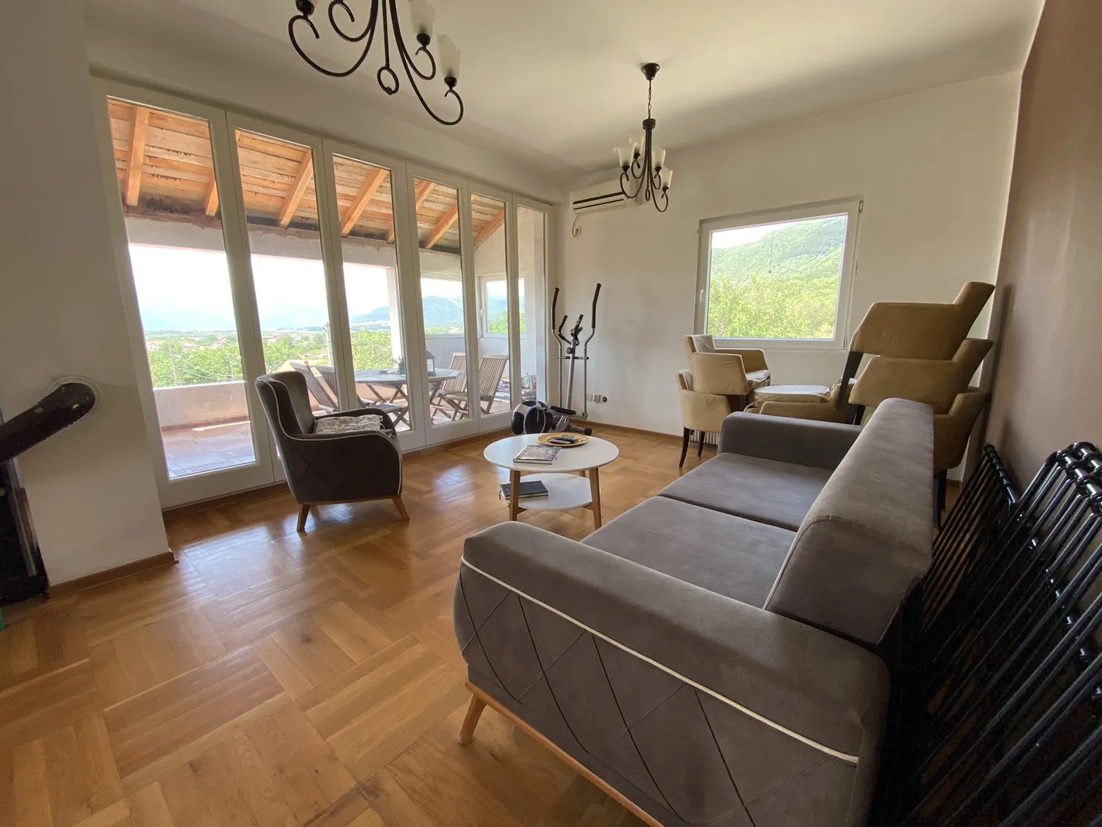 House in Radanovici with apartments