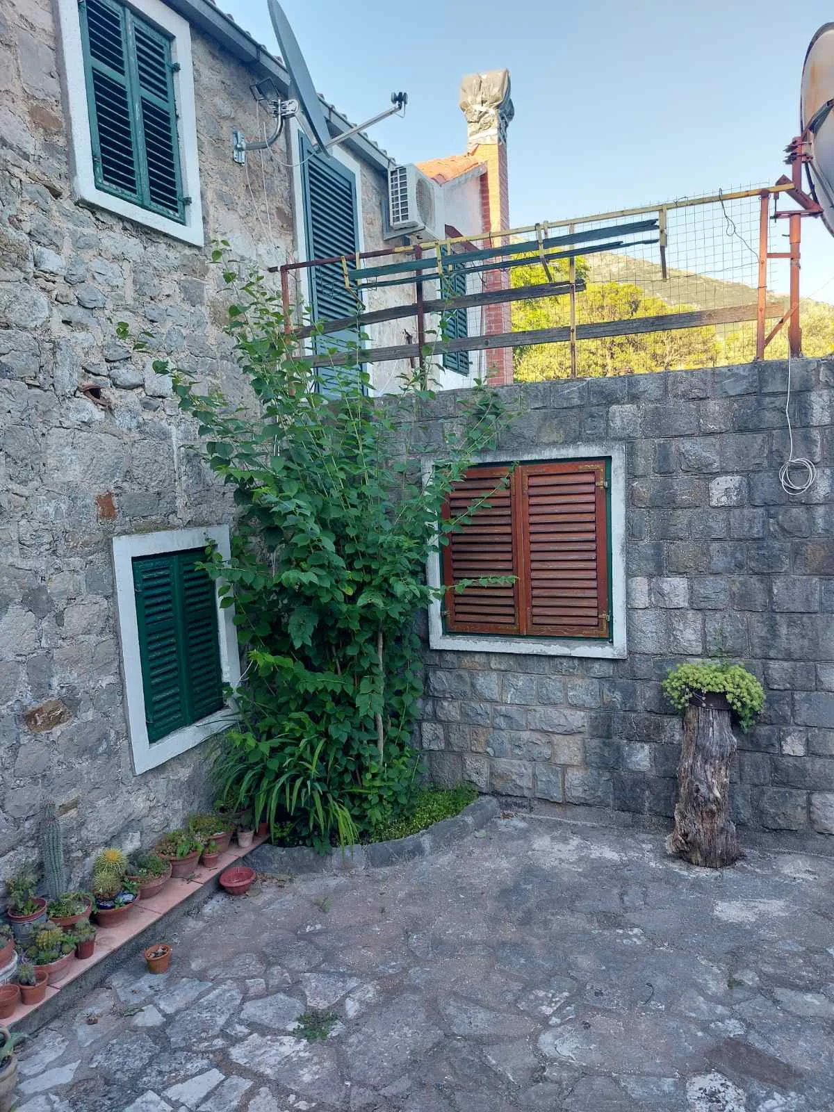 A house in Bar, 200m², with three bedrooms