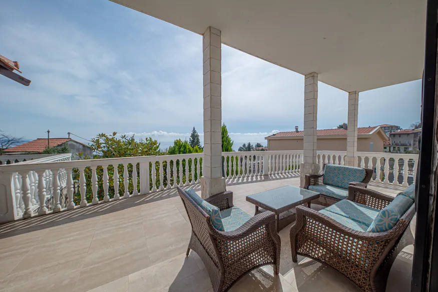 House for sale in Bar, Sutomore with a frontal view of the sea