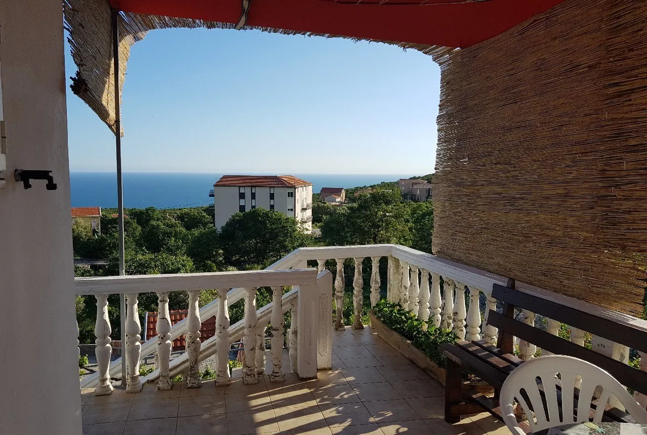 Two-storey house with panoramic sea views