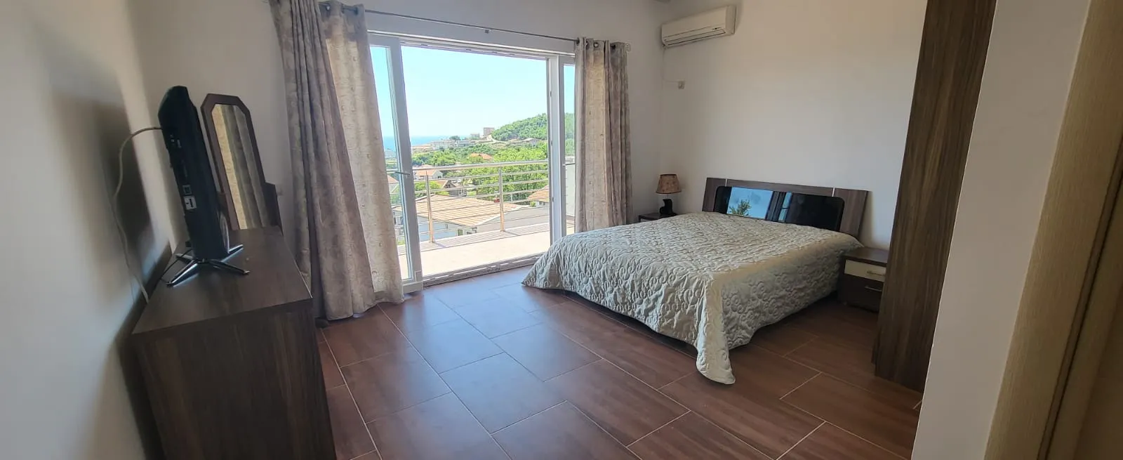 Двухэтажный дом с панорамным видом на море