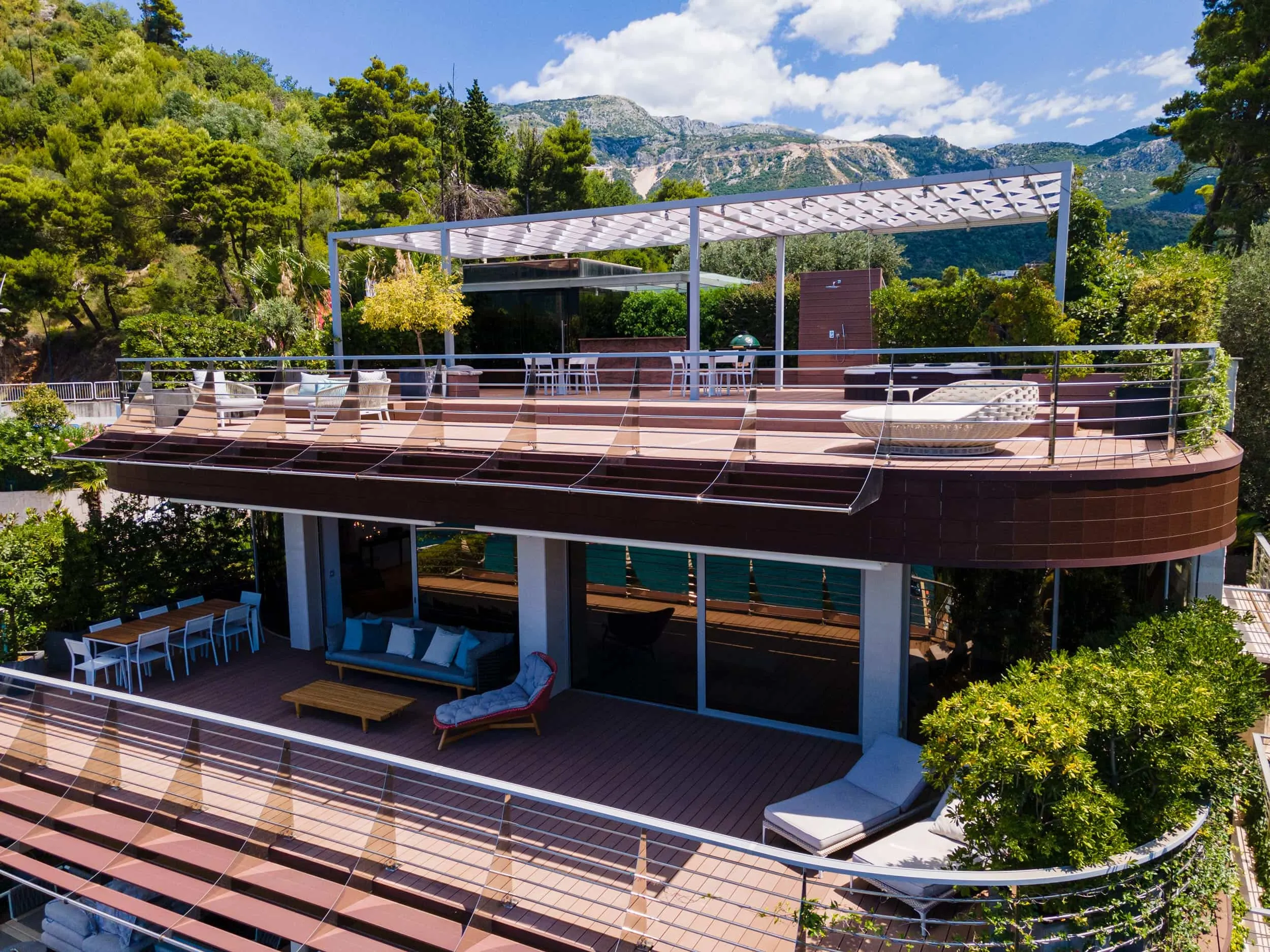 Penthouse in a premium complex with panoramic sea views