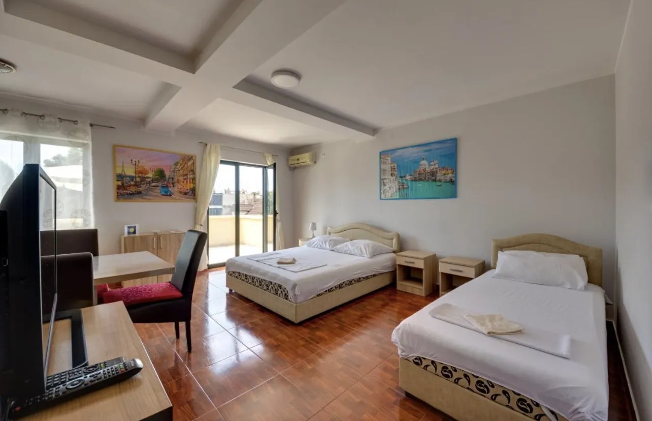 For sale a spacious house in Meljine near the sea 