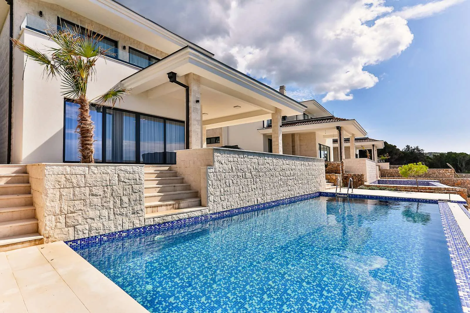 Villa with pool on the first line near Bar