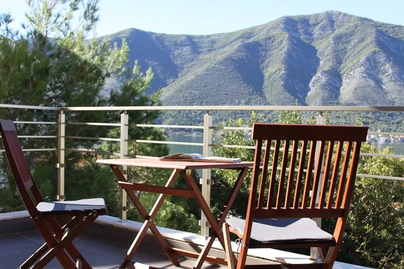 Apartments in six apartment house in Kotor