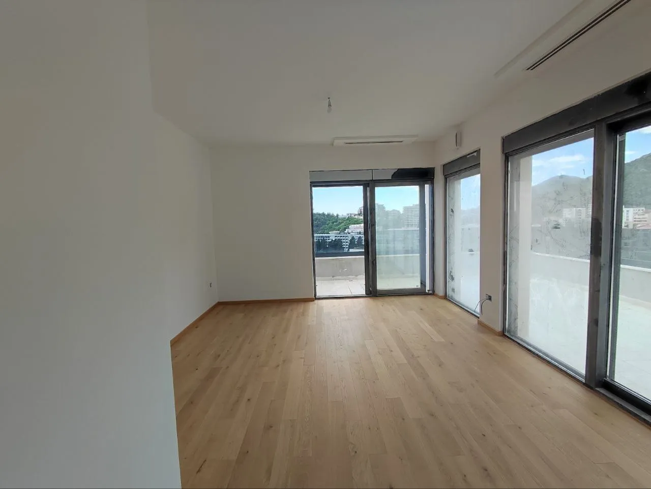 Penthouse in new building in Becici near the sea