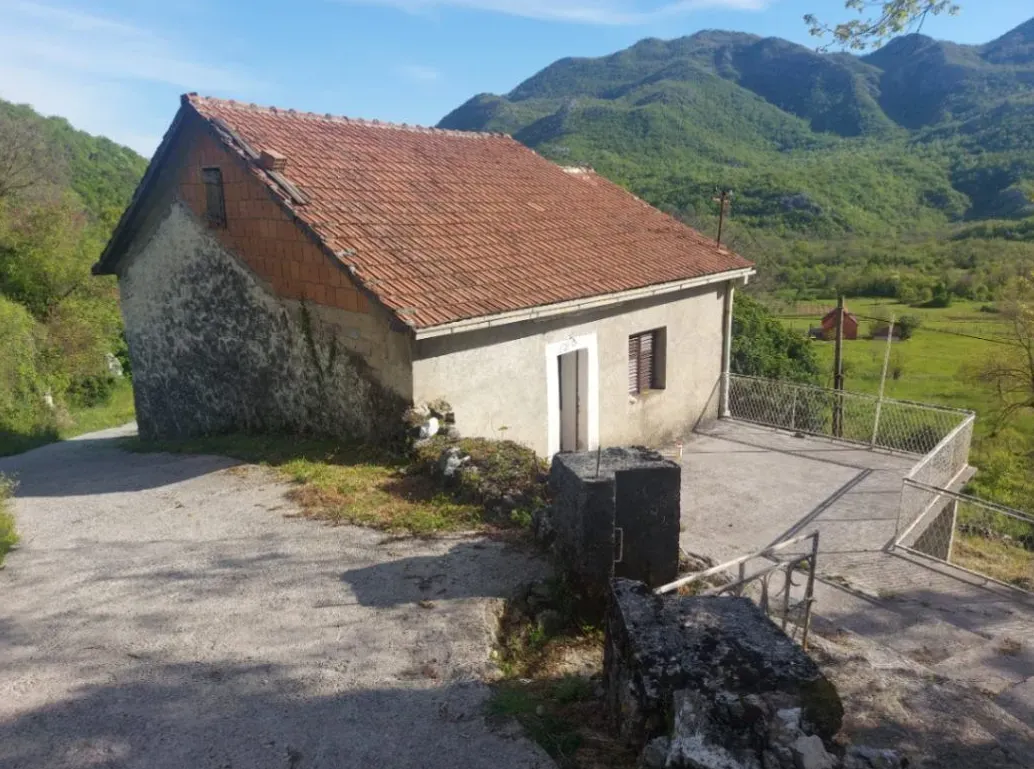 This house with an area of 72 sq.m. is located in the picturesque Dobrskoe Selo and is surrounded by a spacious plot