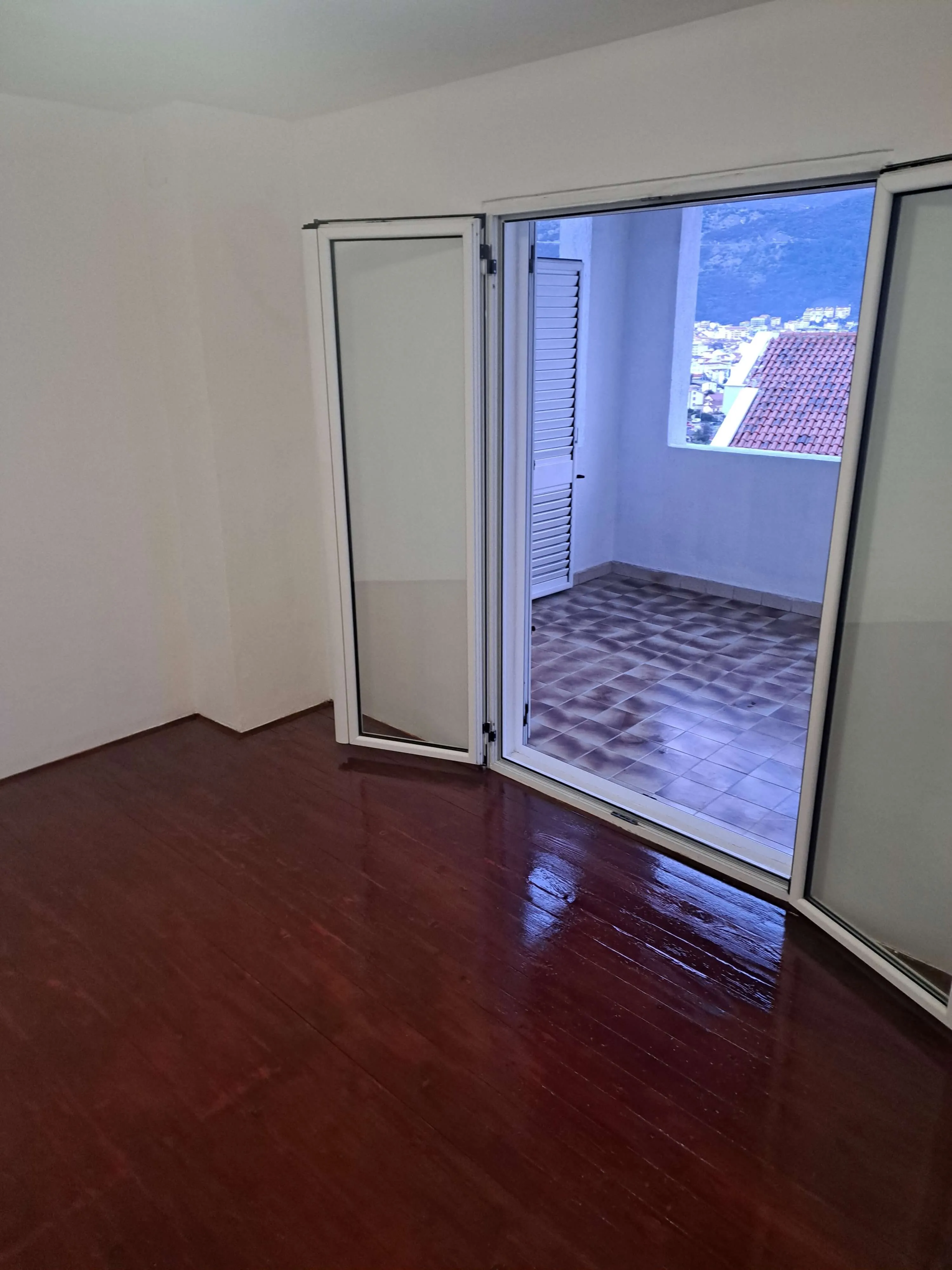 Квартира с двумя спальными комнатами и видом на море в Будве